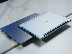 Dell XPS 13’ün öğrenciler için fiyatı 599,99 dolardan başlıyor. Resimde: dizüstü bilgisayarın iki renk seçeneği.