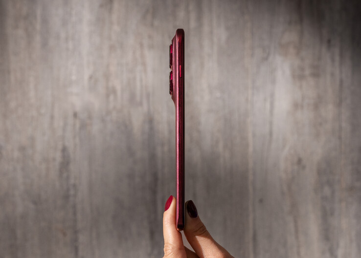 Edge 70 Pro'nun kalınlığı 7,4 mm'nin altındadır.