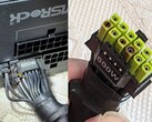 Resimde, PSU kablolarında hasar görülen yanmış ASRock TempGuard güç konektörü