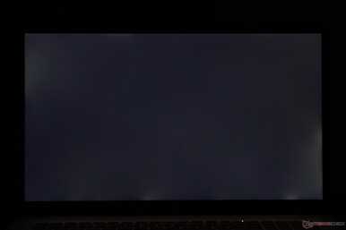 Kenarlar ve köşeler boyunca orta düzeyde düzensiz arka ışık kanaması