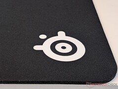 Logo ve mousepad dokusuna yakın çekim.