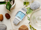 Casio AQ230A-2A1M, masa üstünde estetik bir şekilde stilize edilmiştir.