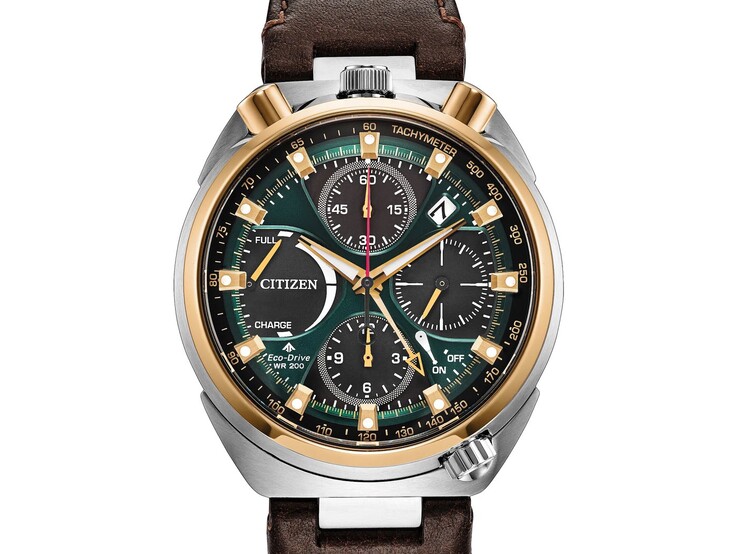 İki tonlu paslanmaz çelik kasaya, zümrüt yeşili kadrana, siyah kronograf alt kadranlarına ve kahverengi deri kayışa sahip Citizen Promaster Tsuno Chrono Racer AV0104-06W.