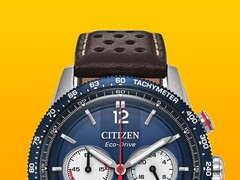 Citizen Racing Chronograph CA4716-09L modelinin yakın çekim görüntüsü; mavi takimetre çerçeve, gümüş tonlu ibreler ve işaretlere sahip koyu mavi kadran, üç alt kadran, kırmızı merkezi saniye ibresi ve sarı arka plan üzerinde kahverengi delikli deri kayışını göstermektedir.
