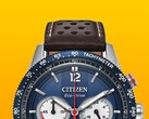 Citizen Racing Chronograph CA4716-09L modelinin yakın çekim görüntüsü; mavi takimetre çerçeve, gümüş tonlu ibreler ve işaretlere sahip koyu mavi kadran, üç alt kadran, kırmızı merkezi saniye ibresi ve sarı arka plan üzerinde kahverengi delikli deri kayışını göstermektedir.