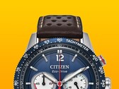 Citizen Racing Chronograph CA4716-09L modelinin yakın çekim görüntüsü; mavi takimetre çerçeve, gümüş tonlu ibreler ve işaretlere sahip koyu mavi kadran, üç alt kadran, kırmızı merkezi saniye ibresi ve sarı arka plan üzerinde kahverengi delikli deri kayışını göstermektedir.