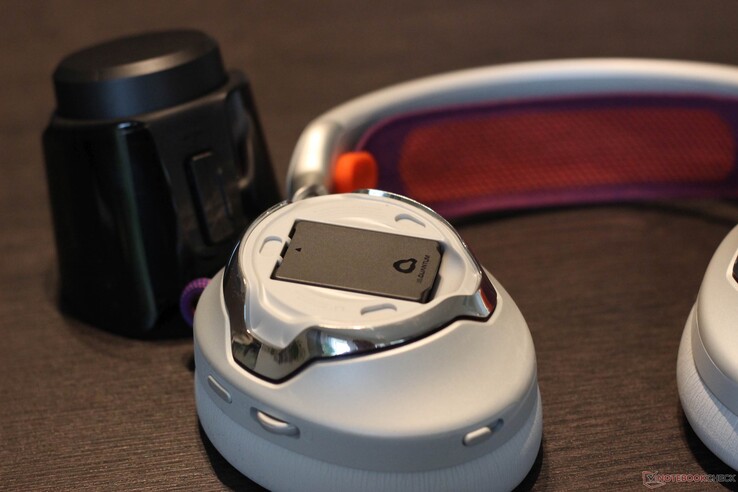 Pil kolayca çıkarılabilir, soldaki baz istasyonu