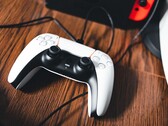 Nintendo Switch'in yanında bir PS5 kumandasının görüntüsü