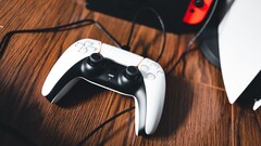Nintendo Switch'in yanında bir PS5 kumandasının görüntüsü
