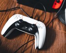 Nintendo Switch'in yanında bir PS5 kumandasının görüntüsü