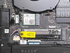 İki M.2 2280 SSD'den biri ve Wi-Fi adaptörü
