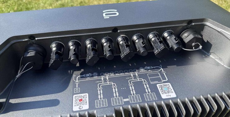 PV ve elektrik şebekesi bağlantıları üst kısımda, bir kapağın altında bulunur (kapak burada zaten çıkarılmıştır).