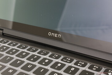 Diğer Omen modellerinin çoğundan farklı olarak parlak ekran