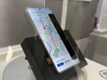 Ekranın yaklaşık üçte birini engelleyen Gizlilik Ekranının daha yeni bir sürümüne sahip bir Samsung Galaxy telefonu.
