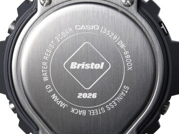 Casio G-Shock x F.C. Real Bristol DW-6900 modelindeki, Bristol logosu ve 2026 yazısının yer aldığı oyulmuş paslanmaz çelik kasa arka kapağının yakın çekimi.