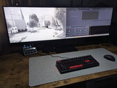 Innocn E49M1R'de sol tarafta teknik bir çizim, sağ tarafta ise DaVinci Resolve görüntülenmektedir.