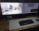 Innocn E49M1R'de sol tarafta teknik bir çizim, sağ tarafta ise DaVinci Resolve görüntülenmektedir.