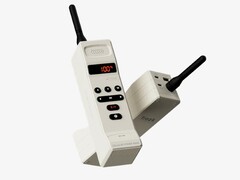 Trozk’un cep telefonu şarj cihazı, Motorola DynaTAC 8000X modelinden esinlenerek tasarlanmıştır.
