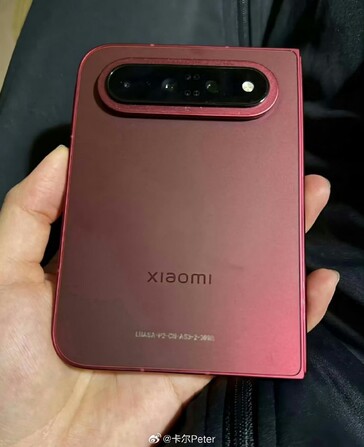 Xiaomi 18 Fold'un geniş arka kısmını gösteren bir görünüm.