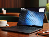 Dell Pro 5 Series 14 (P514260) alüminyum üst kapağa, avuç içi dayanağına ve alt kapağa sahiptir.