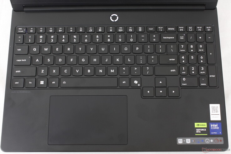 Bu model, tek bölgeli RGB aydınlatmaya ve daha ucuz olan LOQ Essential modeline göre daha büyük ok tuşlarına sahiptir.
