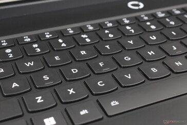 Tuşlar 0,3 mm içbükeyliğe ve 1,6 mm hareket mesafesine sahiptir