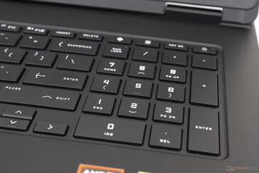 Nispeten geniş sayısal tuş takımı ancak sıkışık ok tuşları