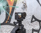 DJI Osmo Action 6 bir grafiti duvarının önünde