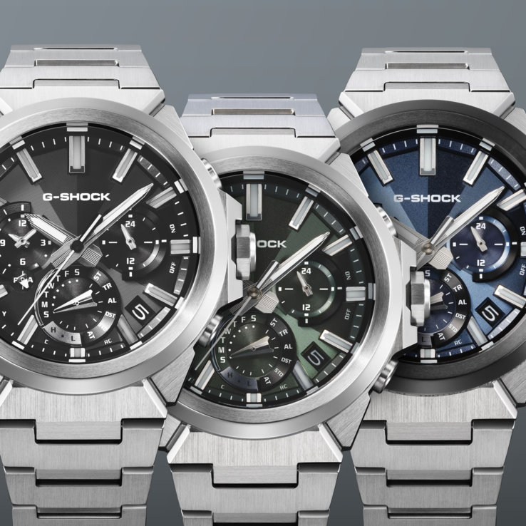 Casio G-Shock G-Steel GST-W1000D serisi, soldan sağa doğru: siyah GST-W1000D-1A, yeşil GST-W1000D-3A ve mavi GST-W1000AD-2A.