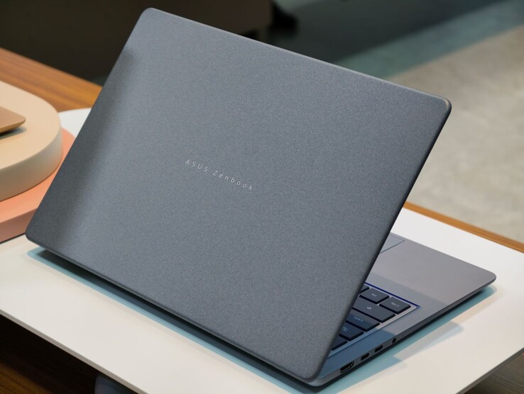2026 Zenbook 14 dizüstü bilgisayarlardaki Ceraluminum kapaklar, lekelenmeye ve çizilmeye karşı dayanıklı benzersiz bir dokuya sahiptir.