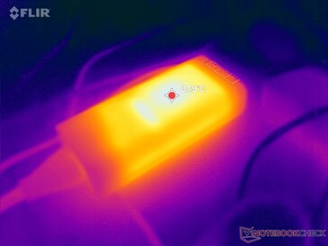 AC adaptörü zorlu yükleri çalıştırırken 38 C'nin üzerine ulaşır