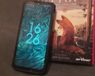 Bir kitabın yanında Fire 7 Pro. (Resim kaynağı: Sergey Tarasov - Notebookcheck)