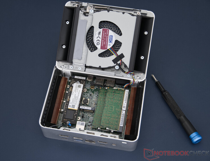 Alt tarafı açık Asus NUC 15 Pro+