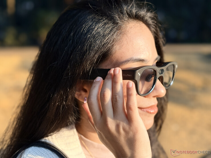 Gözlüğün şakakları kaydırma ve dokunma hareketlerini kaydedebilir