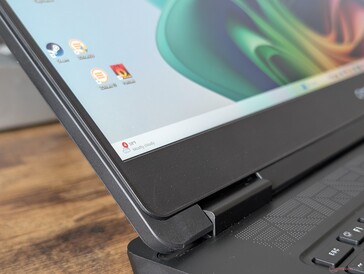 Maliyetleri düşük tutmak için uçtan uca cam, OLED veya dokunmatik ekran seçenekleri yok