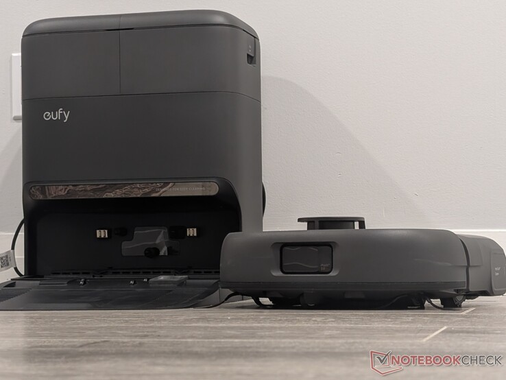 eufy Omni C28 robot süpürgesi ve baz istasyonu.