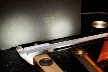 Arkpro Ultra'nın projektör ışığı ile Arkfeld Pro'nun genel ışını karşılaştırıldı. (Resim kaynağı: Andreas Sebayang/Notebookcheck.com)