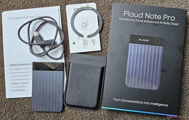 Kompakt pakette bir şarj kablosu, bir hızlı başlangıç kılavuzu, bir manyetik kılıf, bir manyetik halka ve cihaz bulunmaktadır.