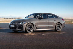 Resimdeki BMW i4 eDrive40