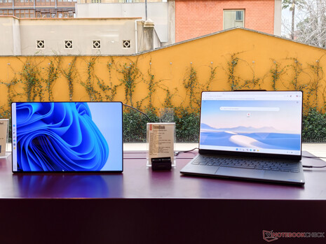 ThinkBook Modular AI PC konseptinin yan ekran olarak ikincil ekranı