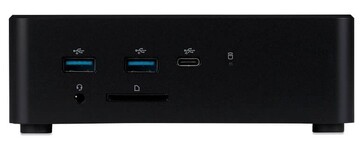 USB-A, USB-C, ses ve SD kart okuyucu bağlantı noktalarını gösteren iiyama mini PC'nin önden görünümü