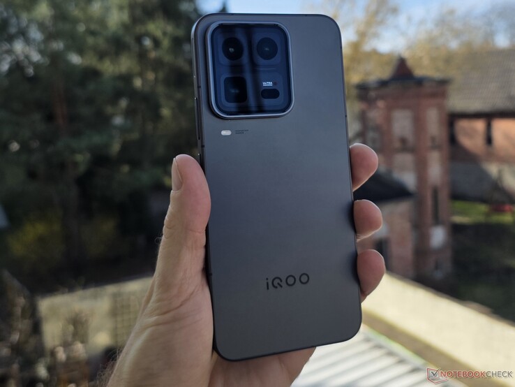 Vivo iQOO 15 Ultra akıllı telefon incelemesi