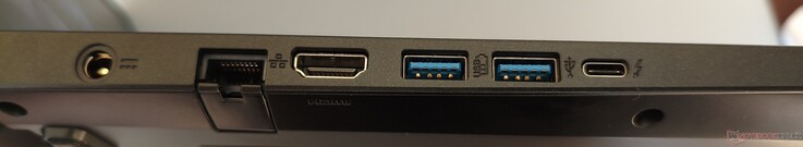 sol taraf: DC-in, RJ45 LAN, HDMI 2.1, 2x USB-A 3.0, Thunderbolt 4