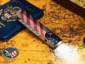 Olight ArkPro Stars &amp; Stripes Edition el feneri, 1.500 lümenlik geniş açılı ışık özelliğine sahiptir.