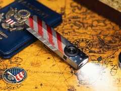 Olight ArkPro Stars & Stripes Edition el feneri, 1.500 lümenlik geniş açılı ışık özelliğine sahiptir.
