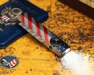 Olight ArkPro Stars &amp; Stripes Edition el feneri, 1.500 lümenlik geniş açılı ışık özelliğine sahiptir.