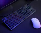 Masaüstünde farenin yanında Turtle Beach Vulcan II TKL oyun klavyesi