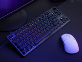 Masaüstünde farenin yanında Turtle Beach Vulcan II TKL oyun klavyesi