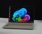 Snapdragon X2 Elite çipli Asus Zenbook A14 dizüstü bilgisayar Windows masaüstünü ekranda görüntülüyor