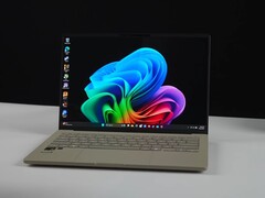 Snapdragon X2 Elite çipli Asus Zenbook A14 dizüstü bilgisayar Windows masaüstünü ekranda görüntülüyor